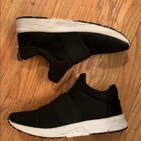 steve madden black slip on tennis shoes